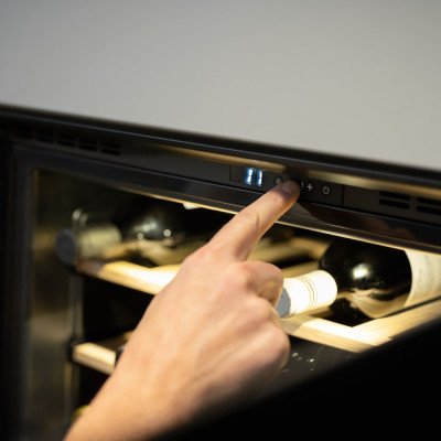 Винный шкаф. Холодильник для вина FRANKE Mythos FMY 24 WCR XS/BK