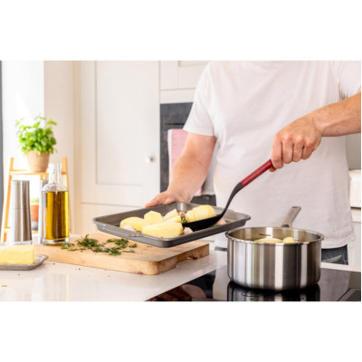Ложка для сервіровки з прорізами KitchenAid Classic, 34 см, червоний (KHA004OHEREG)