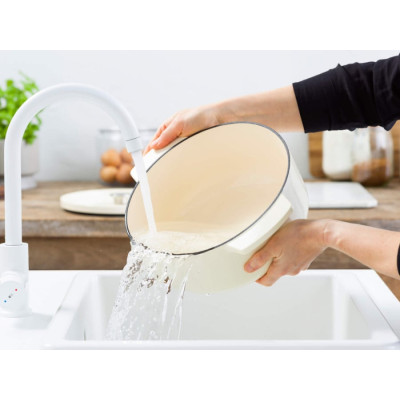 Каструля чавунна з кришкою KitchenAid, 26 см, 5,2 л, колір мигдальний крем (CC006059-001)