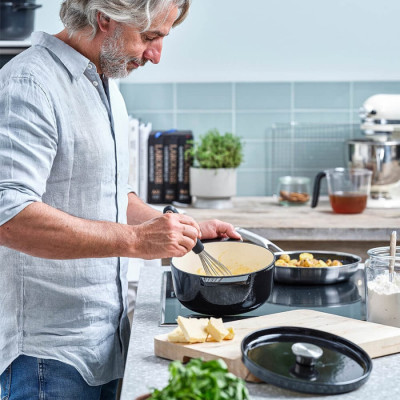Каструля чавунна з кришкою KitchenAid, 22 см, 3,3 л, чорна (CC006058-001)