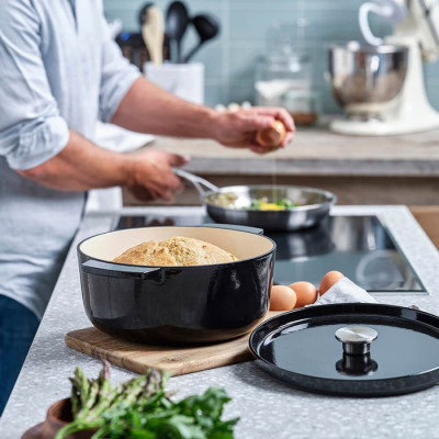 Каструля чавунна з кришкою KitchenAid, 26 см, 5,2 л, чорна (CC006061-001)