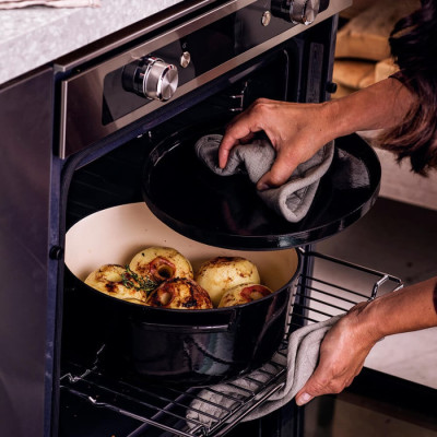 Каструля чавунна з кришкою KitchenAid, 26 см, 5,2 л, чорна (CC006061-001)