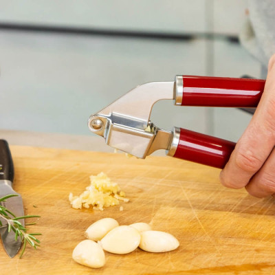 Прес для часнику KitchenAid Coreline, 19 см, червоний (KAG132OHERE)