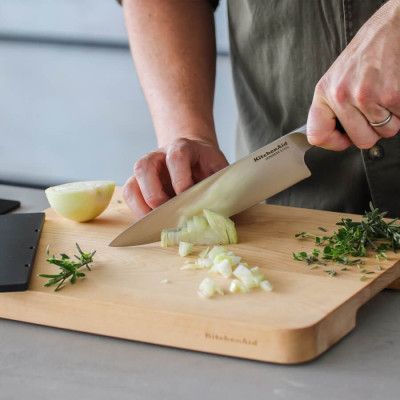 Ніж кухонний KitchenAid Coreline з захисним чохлом для леза, 20 см (KOG8IFSSOHOBA)
