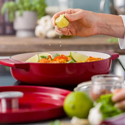Сотейник чавунний з кришкою KitchenAid, 26 см, 2,77 л, червоний (CC009009-001)