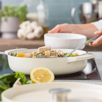 Сотейник чавунний з кришкою KitchenAid, 26 см, 2,77 л, мигдальний крем (CC009010-001)