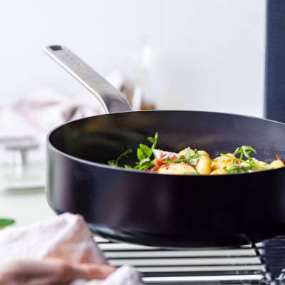 Сотейник з кришкою GreenPan Evolution, 26 см, 3,7 л з керамічним покриттям, чорний (CC007086-001)