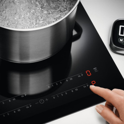 Индукционная варочная поверхность Electrolux EIS62453IZ